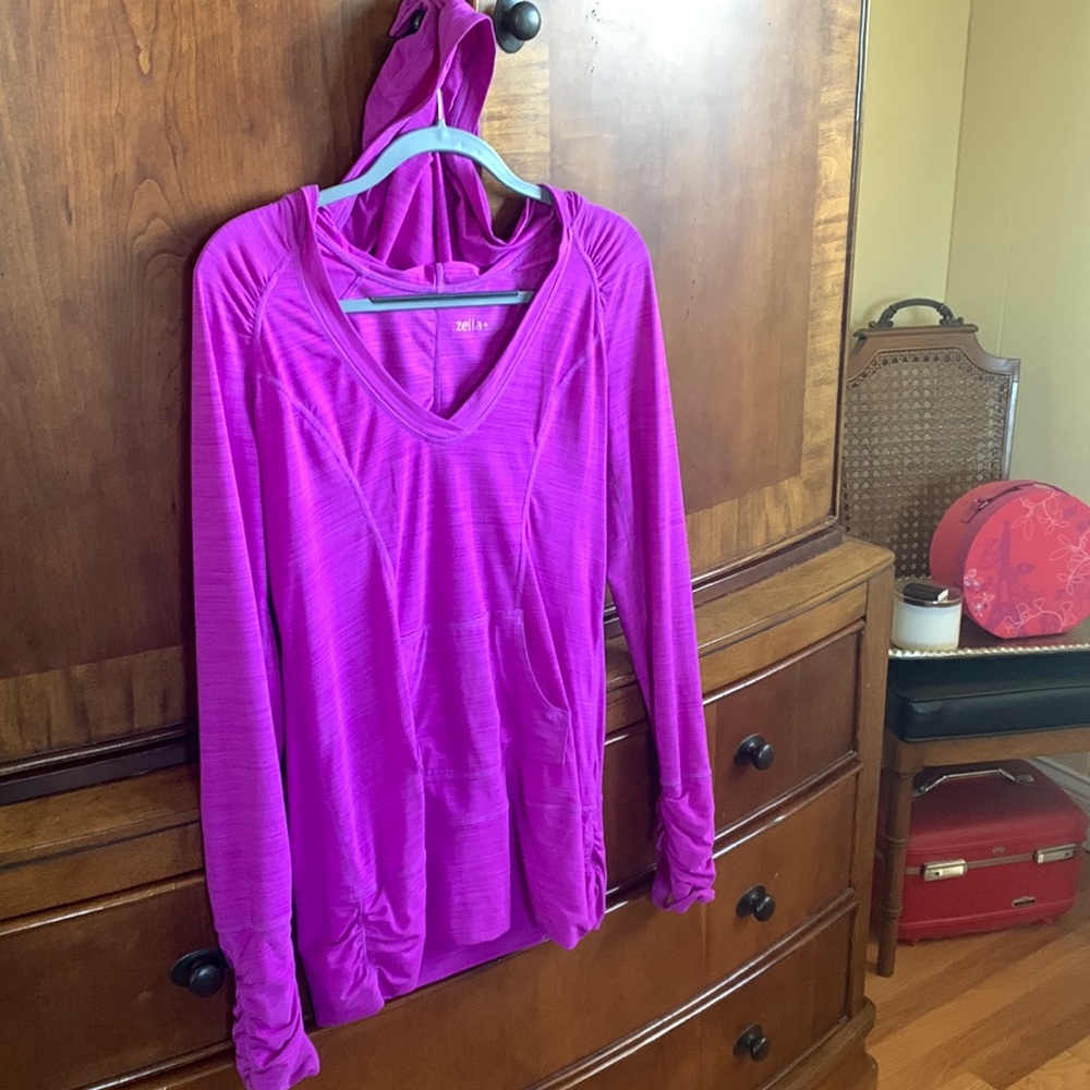 Zella hoodie yoga top great condition 35 bust , length from top to hem is 28